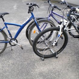 Rack à vélos 5 places - éco en situation avec vélo