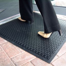 Tapis d'entrée antidérapant à surface crampons  à partir de 70,00 € dans notre gamme de Tapis d'entrée