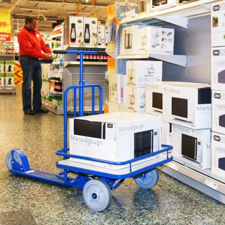 Trotinette de manutention à plateforme en utilisation