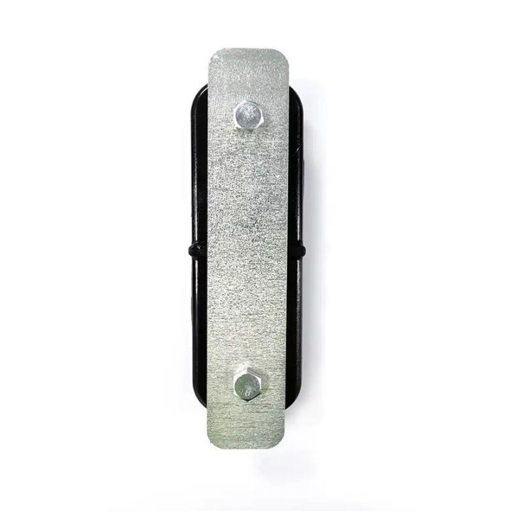 Connecteur pour plaque de roulage boulonnable
