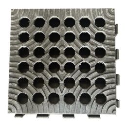 Vue de dessus d'une dalle de roulage ajourée avec perforations circulaires et ergots d'assemblage