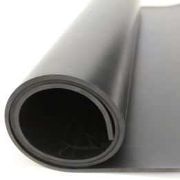 Bâche lisse en caoutchouc noir multi-usage pour protéger sol et surface. Bâches en caoutchouc à applications variées