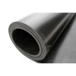 Rouleau en caoutchouc nitrile noir multi-usage pour protéger sol et surface. Bâches en caoutchouc pour milieux huileux