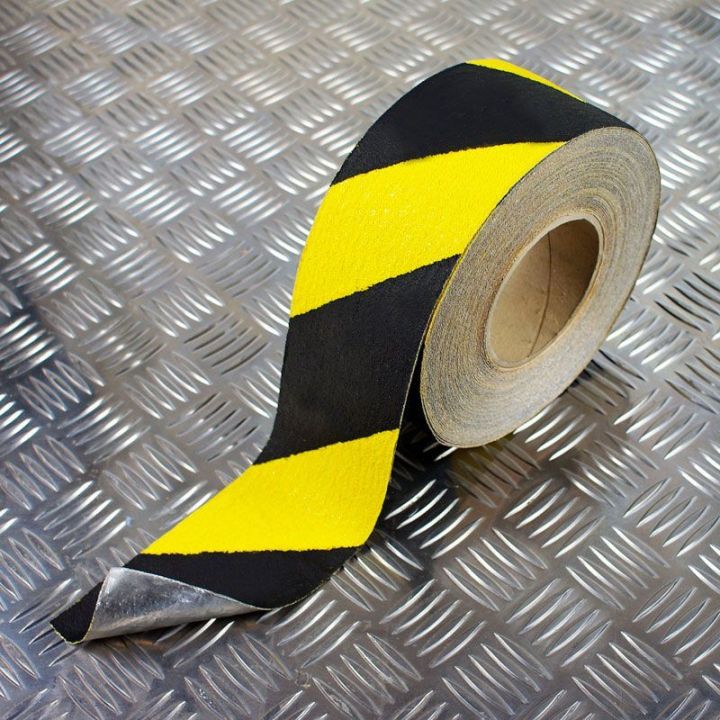 Bande adhésive antidérapante pour pour sécuriser les surfaces irrégulières: plaques, marches métalliques et tôles texturées