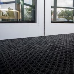Caillebotis d’entrée en caoutchouc ultra-résistant  à partir de 115,00 € dans notre gamme de Caillebotis d'entrée