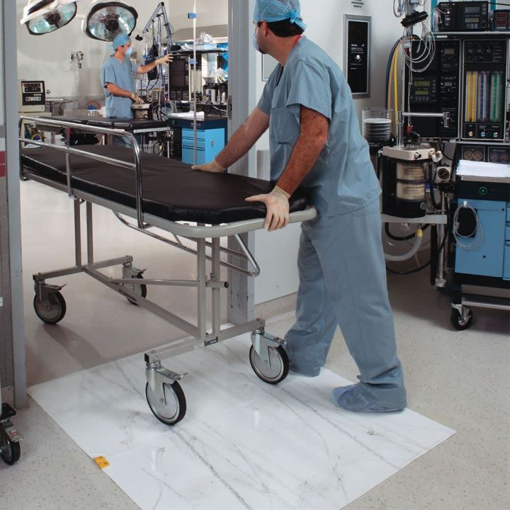 Tapis hygiénique blanc à feuilles jetables en milieu hospitalier, laboratoire pour capturer les poussières.