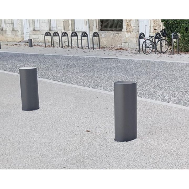 Borne anti stationnement en acier. Borne de protection sur voiries.