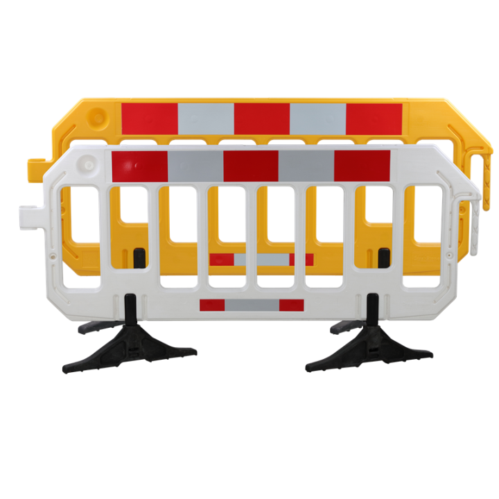 Barrières de protection avec bandes auto réfléchissantes.