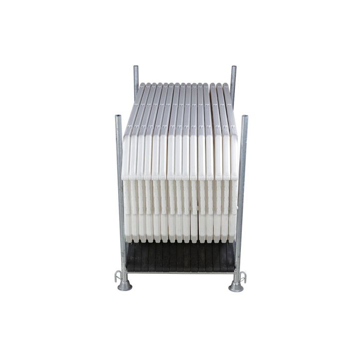 Rack de transport avec 15 barrières blanches.