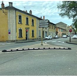 Bordure de route avec réflecteurs intégrés