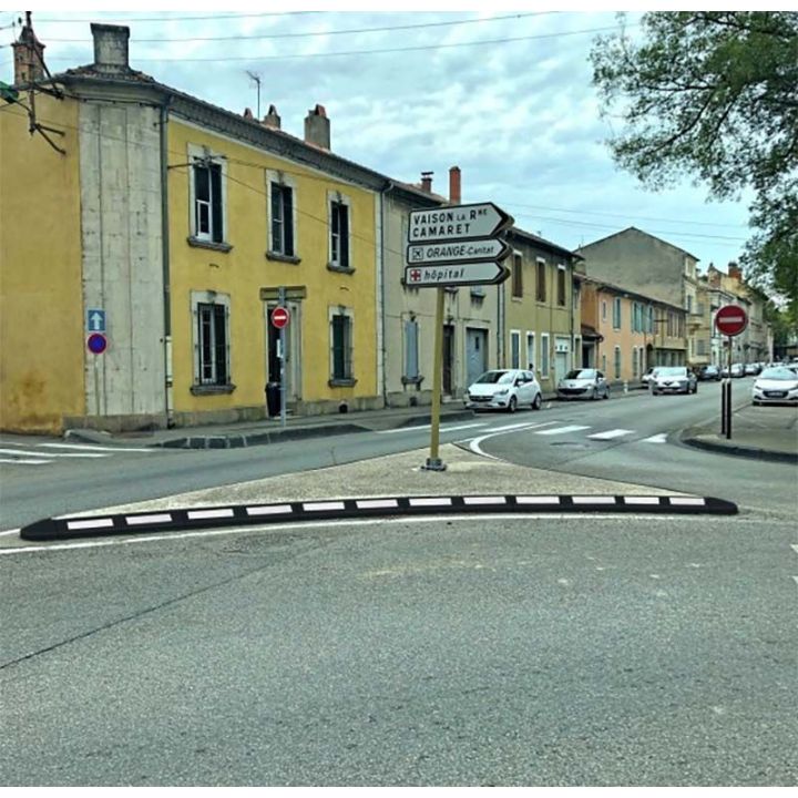 Bordure de route avec réflecteurs intégrés