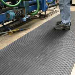 Revêtement antidérapant strié COBA RIB INDUSTRY dans notre gamme de Tapis antidérapants