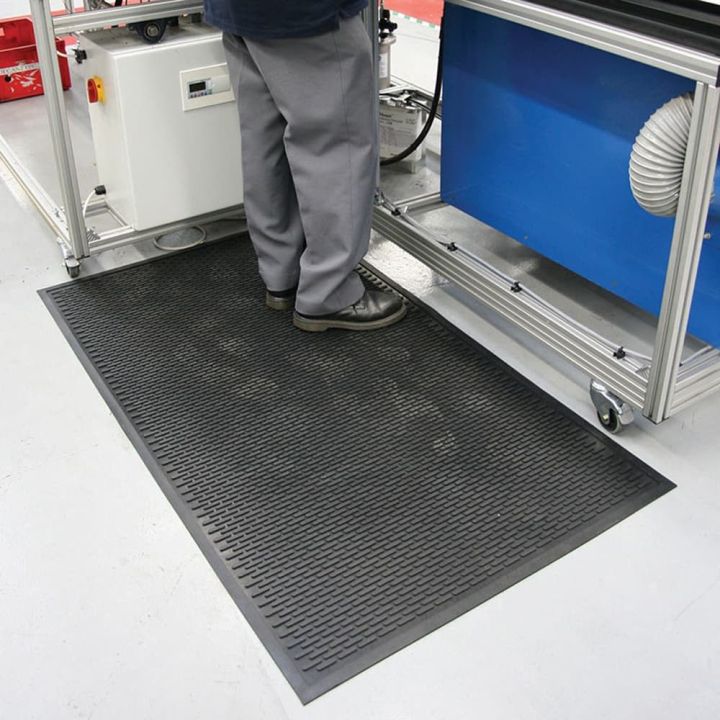 Tapis antidérapant à surface crampons dans notre gamme de Tapis antidérapants COBA SCRAPE INDUSTRY