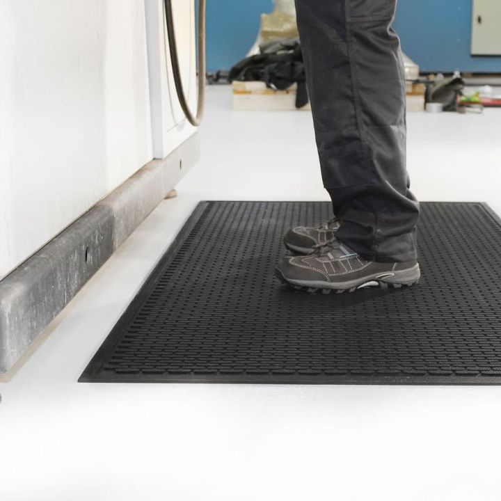 Tapis antidérapant à surface crampons dans notre gamme de Tapis antidérapants COBA SCRAPE INDUSTRY