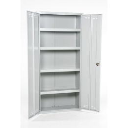 Intérieur d’armoire phytosanitaire avec étagères réglables et bac de rétention