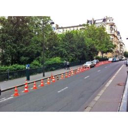 Détail du cône de signalisation Sol-Direct avec sangle rétractable déroulée et base lestable