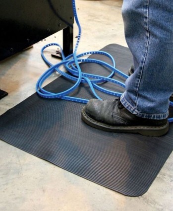 Les avantages ergonomiques des tapis anti fatigue dans les environnements de tra