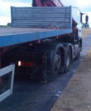 L’Utilisation des Plaques de Roulage dans la Construction de Routes Temporaires