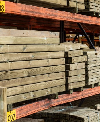 Mobilier urbain en bois autoclave : solution durable, esthétique et résistante !